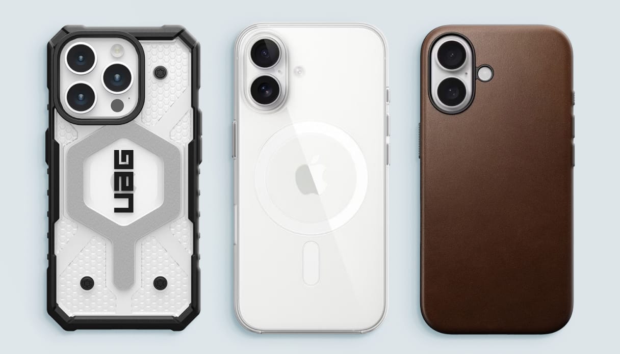 Du siehst verschiedene Arten von iPhones mit Hüllen verschiedener Marken. Von links nach rechts: das UAG Pathfinder Backcover mit MagSafe, das originale Apple transparente MagSafe Case und das Nomad Modern Leather Case mit MagSafe. Der Untergrund ist hell