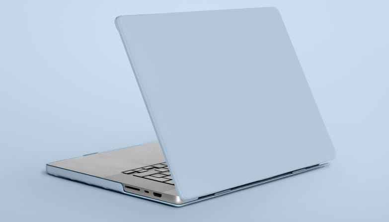 Ein Apple MacBook mit einer hellblauen Laptop-Hülle.