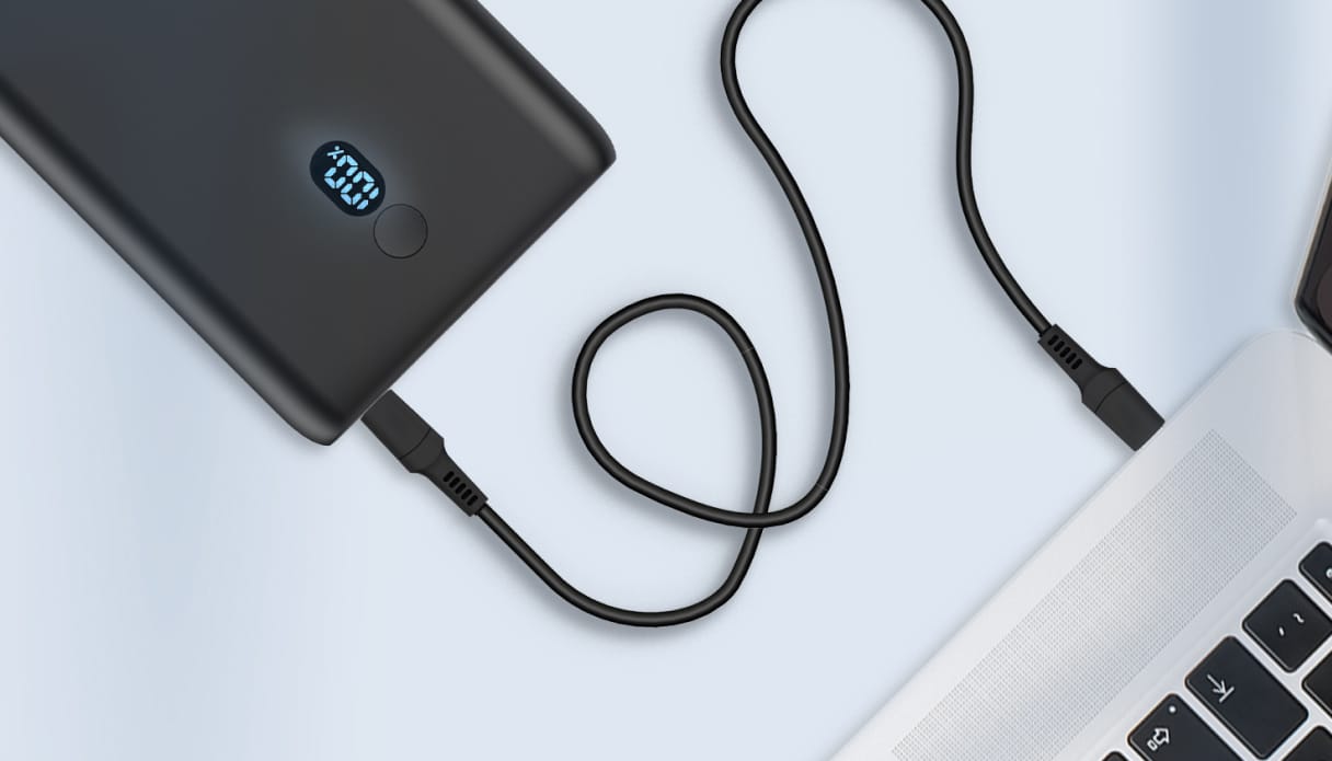 Eine imoshion Powerbank, die an ein MacBook angeschlossen ist.