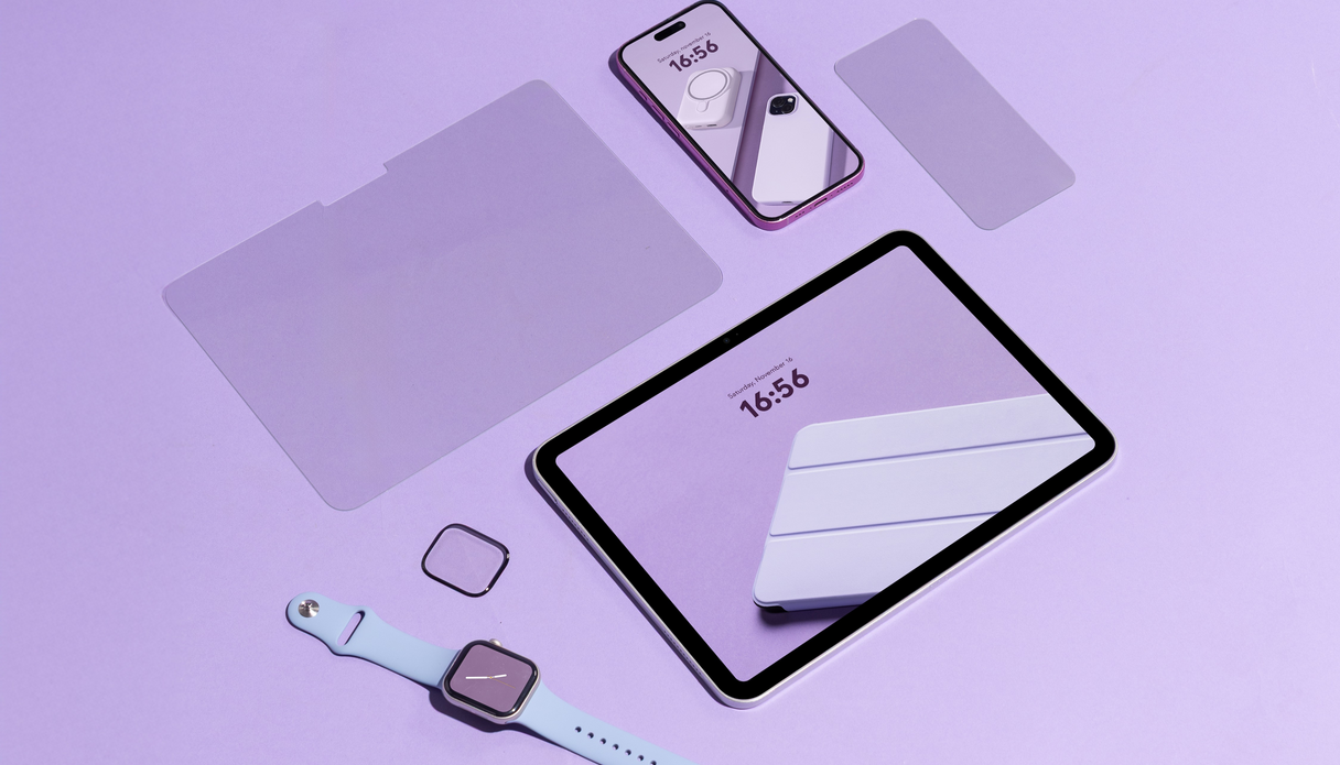 Ein Flatlay eines Telefons, Tablets und einer Smartwatch mit Displayschutzfolien.