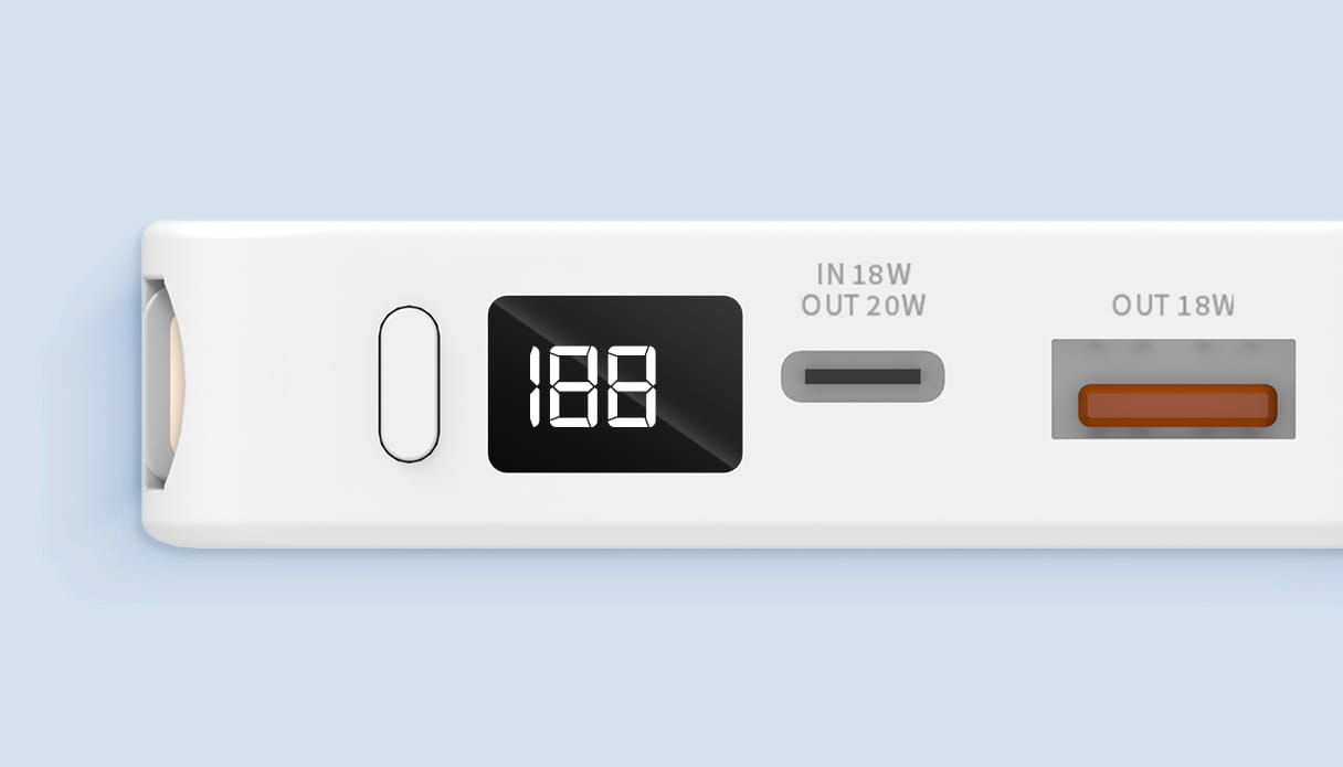 Eine Seitenansicht einer weißen Powerbank vor hellblauem Hintergrund. Die Anschlüsse sind sichtbar, ebenso wie der Ein-/Aus-Schalter und das LED-Display, auf dem der Code „188“ steht.