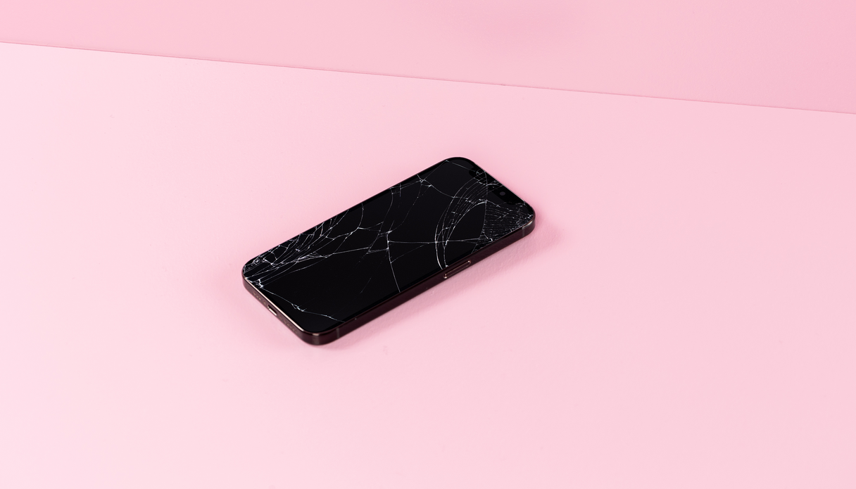 Ein Telefon mit einem zerbrochenen Displayschutz.