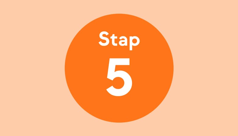 De tekst: "Stap 5" in een oranje cirkel met een lichtoranje achtergrond.