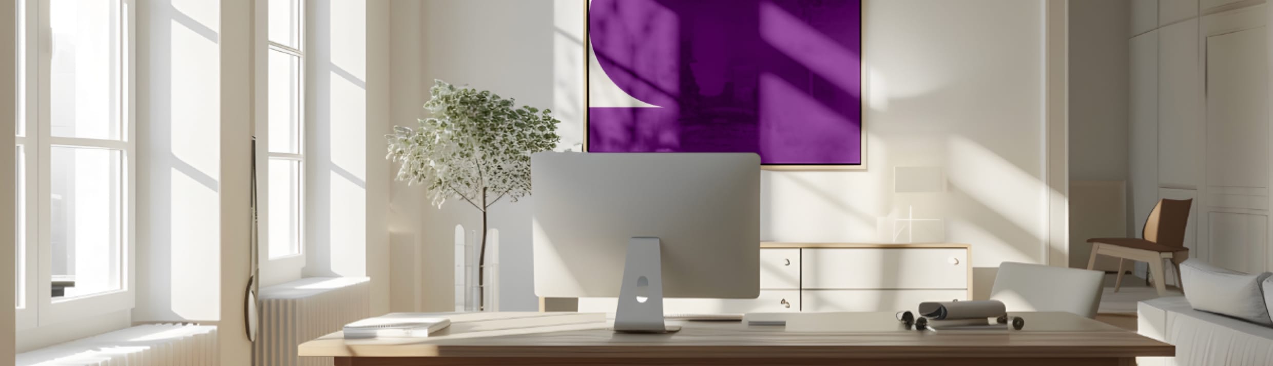 Ein Schreibtisch mit einem Apple iMac