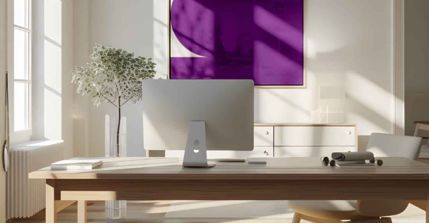 Ein Schreibtisch mit einem Apple iMac