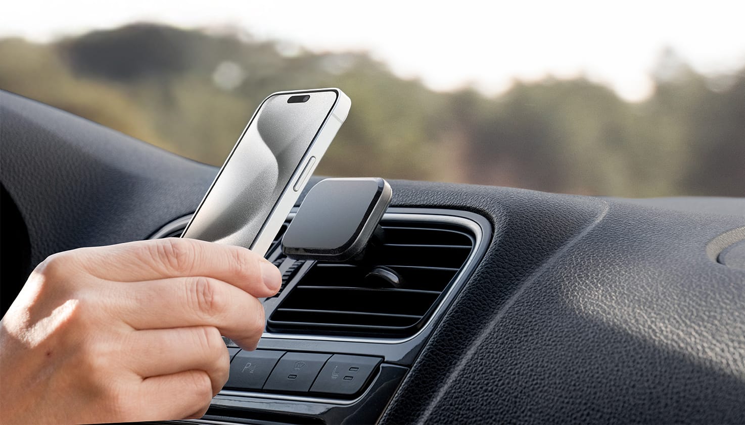 Foto von jemandem, der ein Telefon an einen magnetischen Telefonhalter hängt