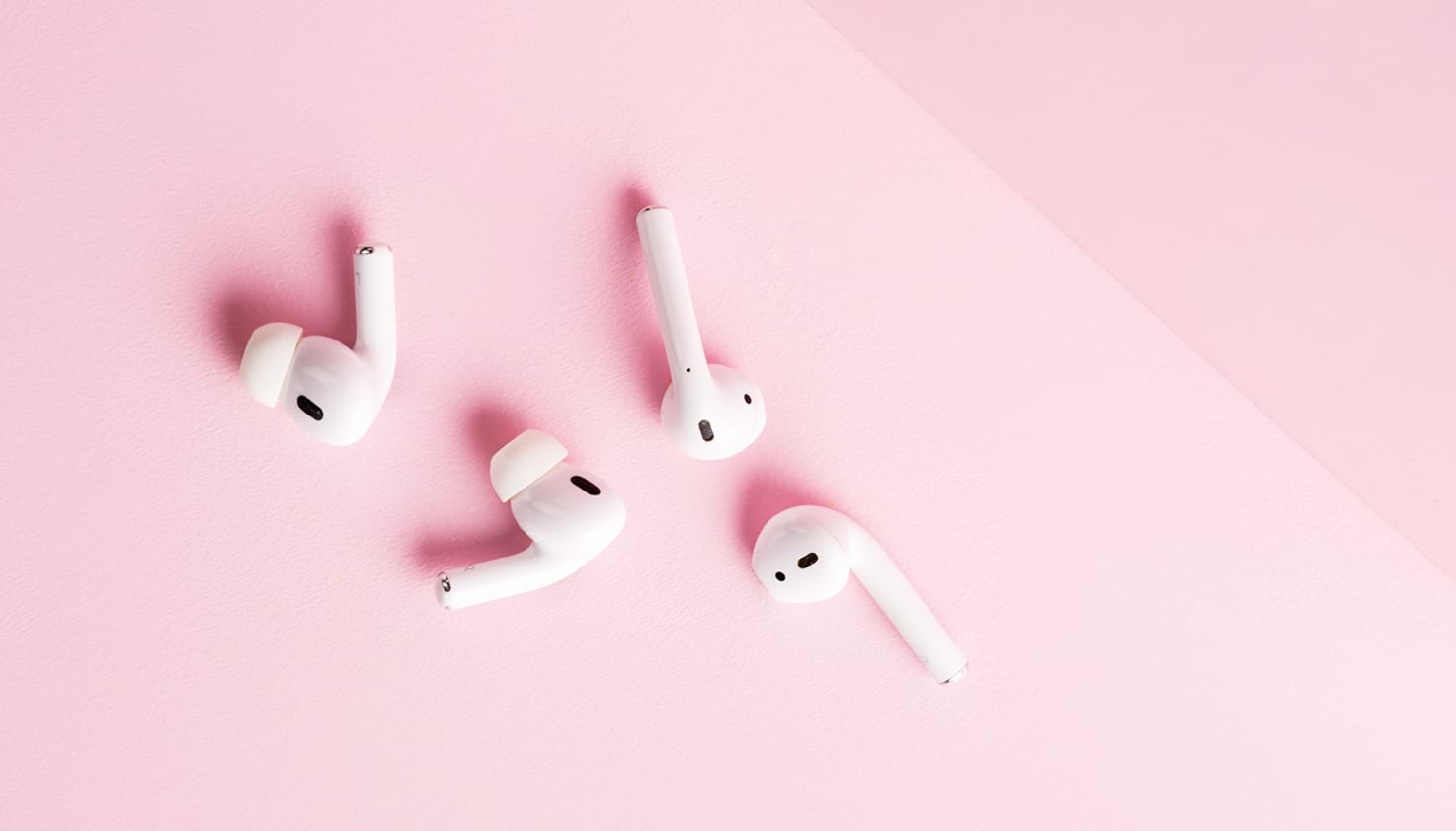 Sammlung von Apple AirPods Pro und Apple AirPods der 2. Generation durcheinander.