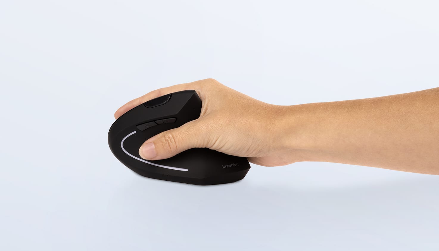 Eine Hand hält eine ergonomische Maus fest