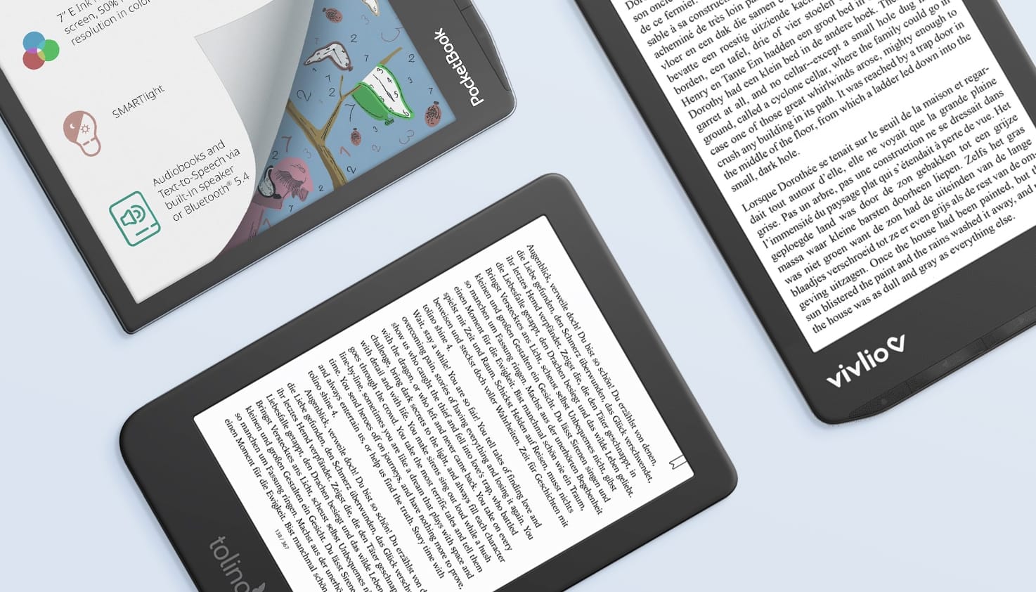 Mehrere E-Reader auf hellem Hintergrund