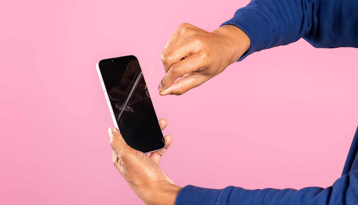 Aufbringen eines Displayschutzglases auf ein Handy, Apple iPhone.