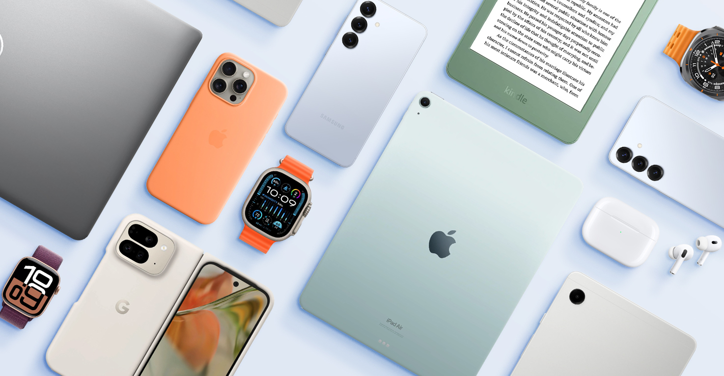 Eine Flatlay von verschiedenen Geräten, wie einem iPad, iPhone, einer Smartwatch, einem Laptop usw.