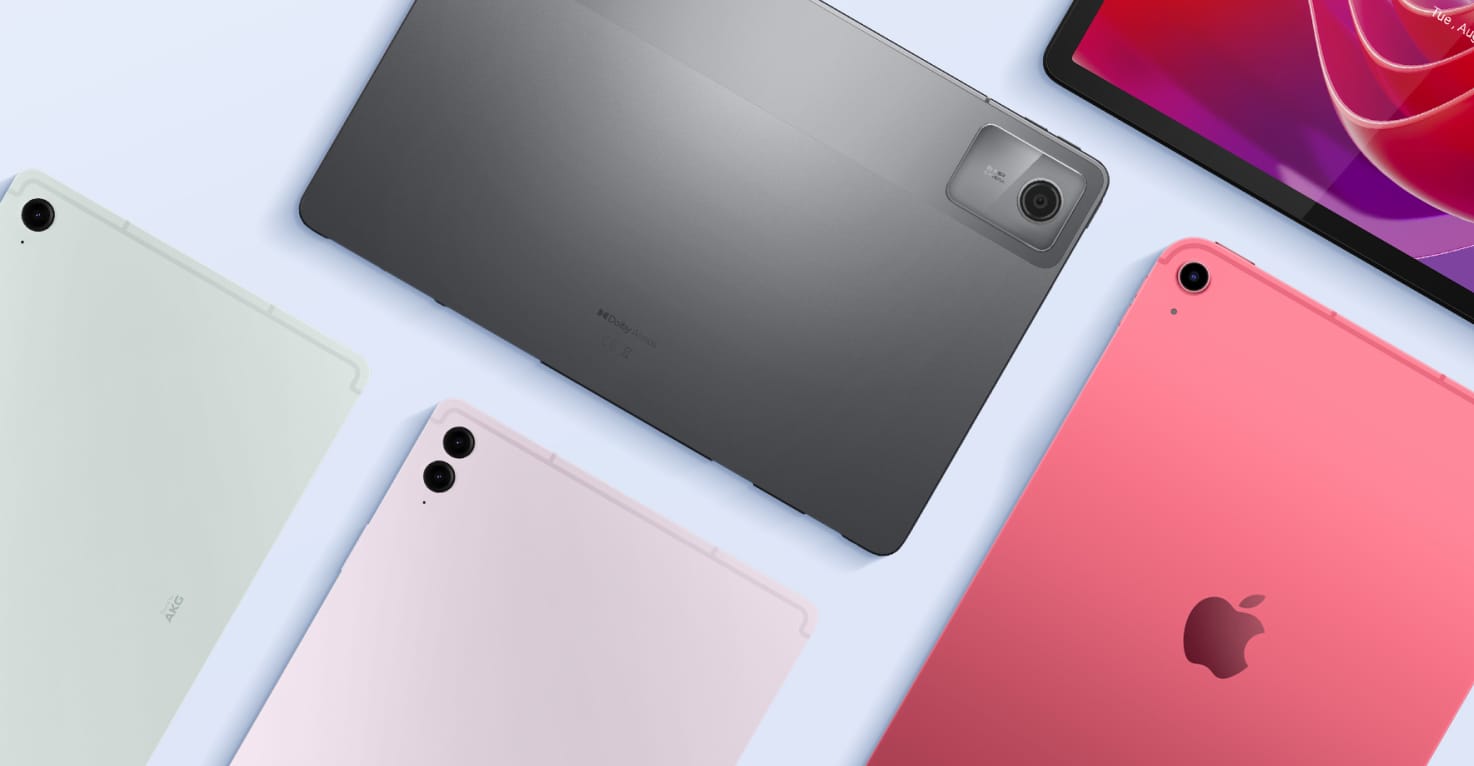 Mehrere Tablets auf einem hellblauen Hintergrund