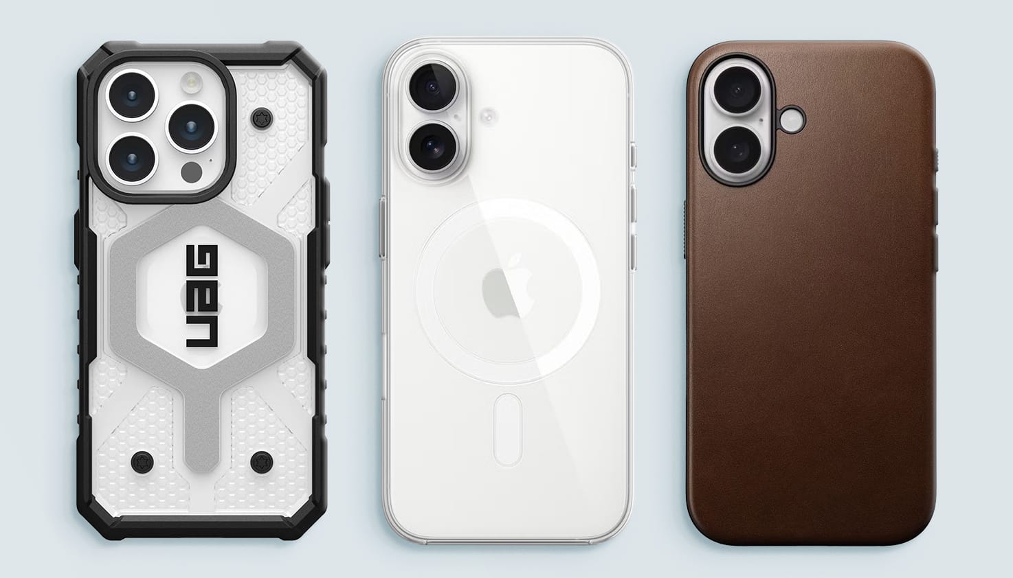Du siehst verschiedene Arten von iPhones mit Hüllen verschiedener Marken. Von links nach rechts: das UAG Pathfinder Backcover mit MagSafe, das originale Apple transparente MagSafe Case und das Nomad Modern Leather Case mit MagSafe. Der Untergrund ist hell