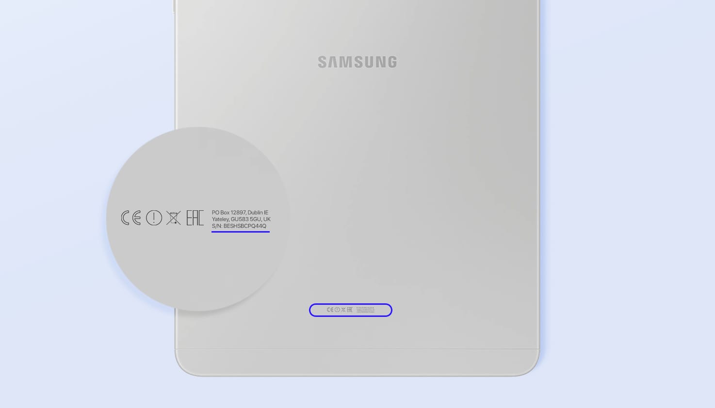 Die Rückseite eines Samsung-Tablets mit dem Modellnamen und der Seriennummer.