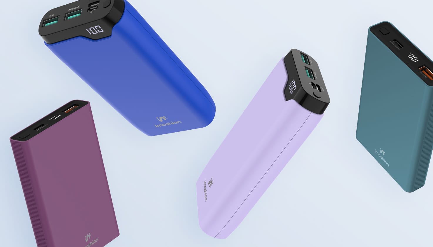 Vier verschiedene, farbenfrohe Powerbanks schweben auf einem hellblauen Hintergrund.