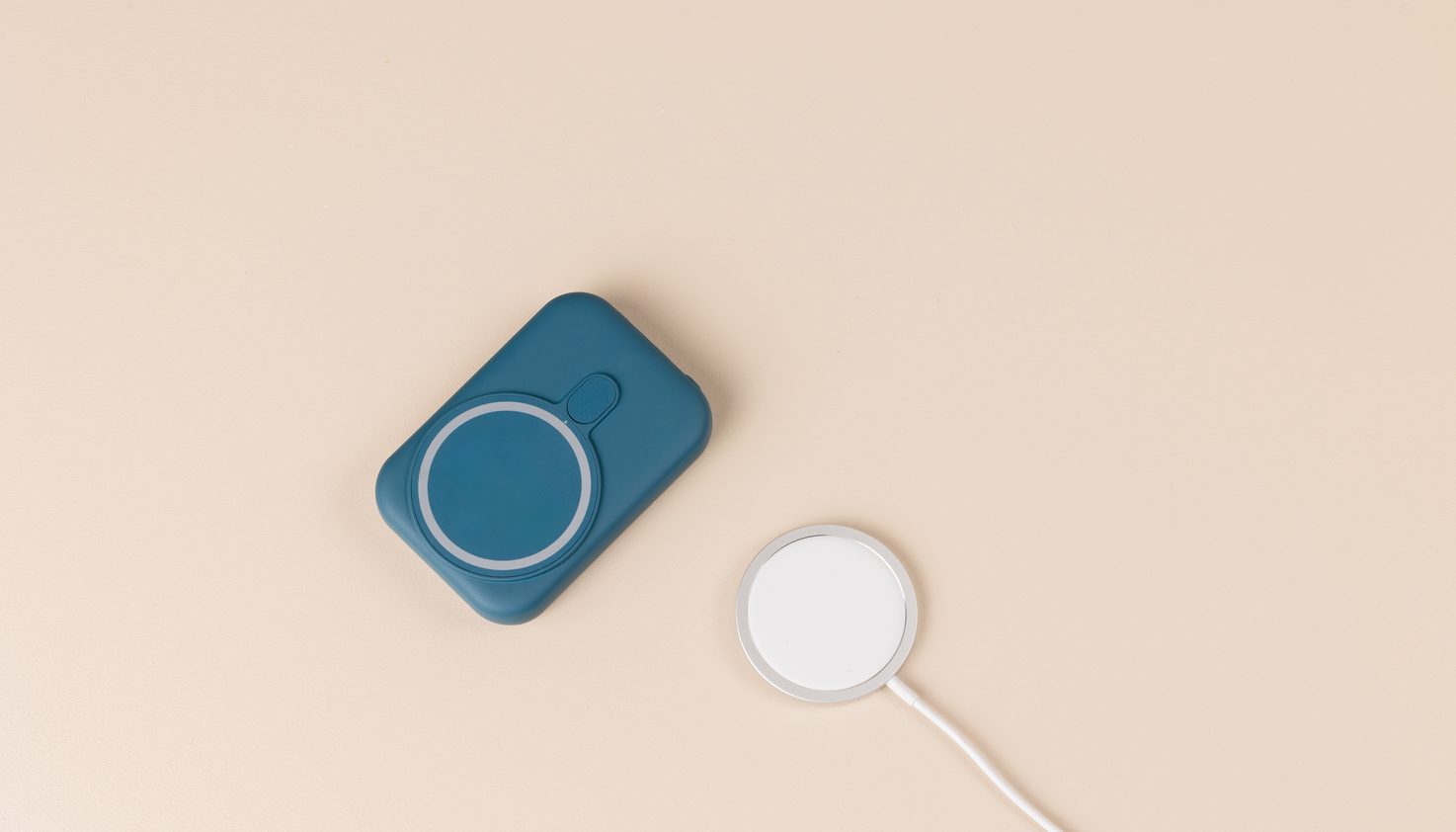 Die imoshion MagSafe Powerbank in der Farbe Blau.