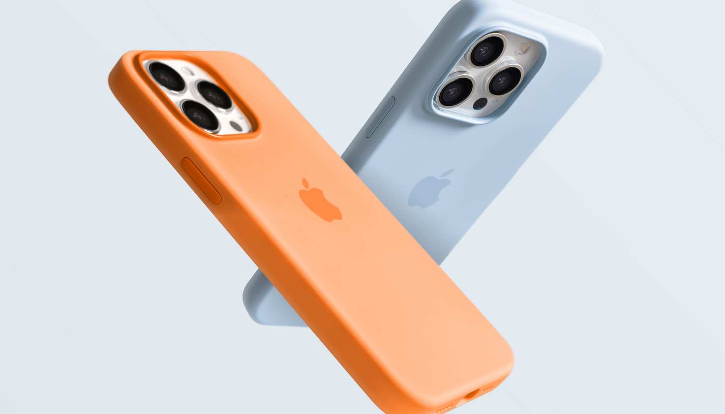 Zwei iPhones mit orangefarbener und hellblauer Apple-R&uuml;ckseite.