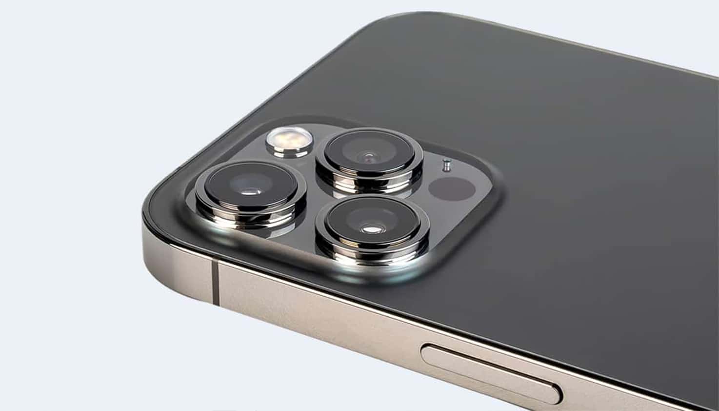 Aus dem rechten Winkel taucht ein Teil des iPhones auf, der Fokus liegt auf dem Kamera-Array des iPhones.