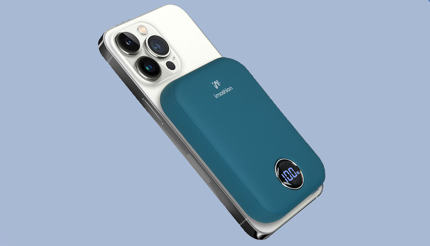 Rosa MagSafe-Powerbank auf iPhone 15 Pro, hellblauer Hintergrund.